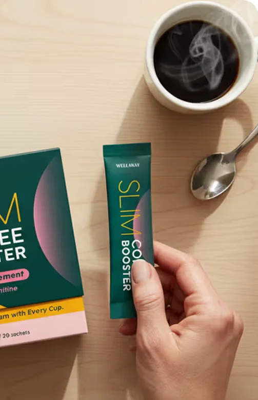 Slim Coffee Booster Portionsstick neben einer Tasse frisch gebrühtem Kaffee