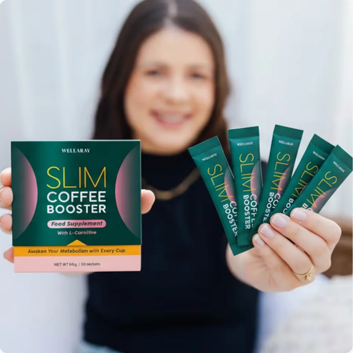 Frau hält die Slim Coffee Booster Box und fünf Portionssticks in die Kamera